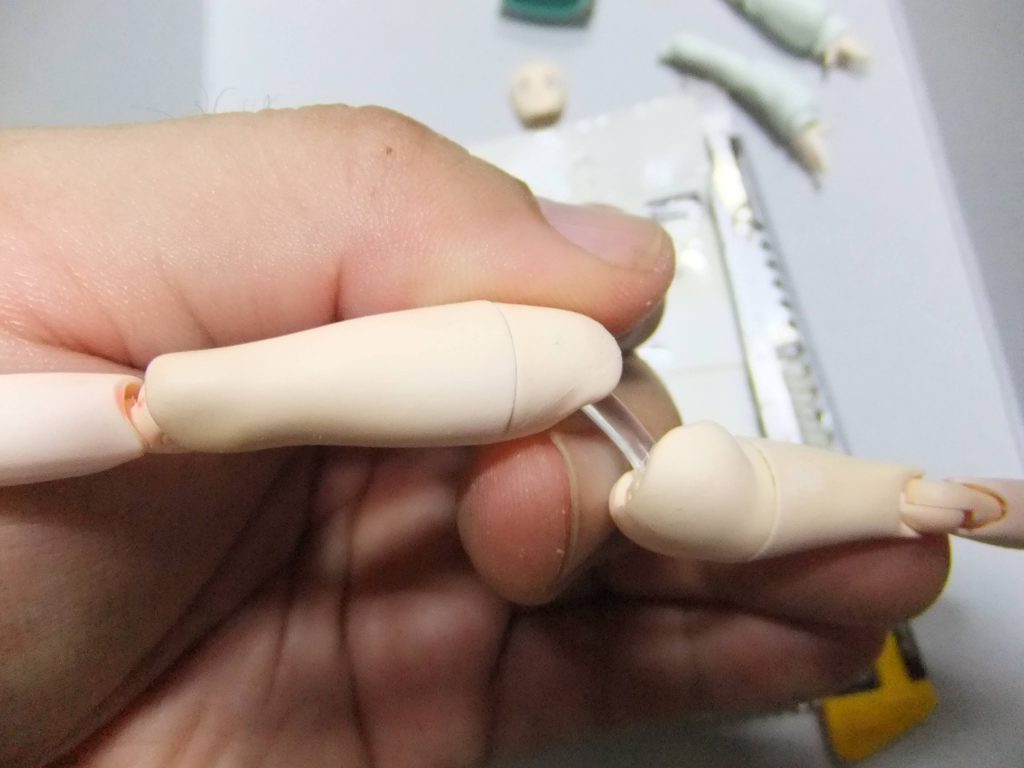 タミヤの3mmクリアー丸棒は粘り強く折れにくく微調整出来るので？導入デス😁