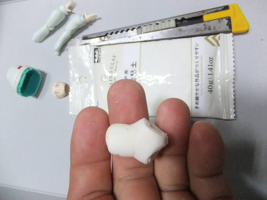 可動範囲優先のパーツを百均樹脂粘土でざっくり作って完全乾燥させます。パーツの繋ぎなので衣装パーツに樹脂粘土を詰め込んで強度優先となっています😁