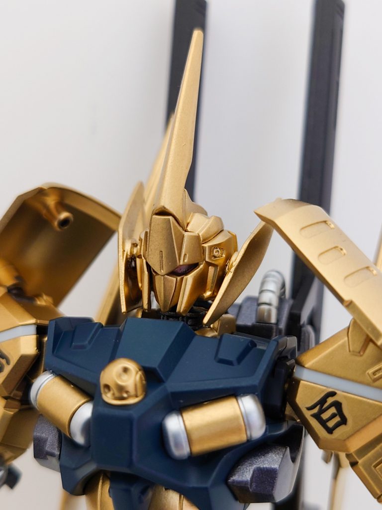 頭部は、HGUC百式をベースに自分なりのアレンジを加えて、奇抜なフォルムにしてみました。ジークアクスの世界観が奇抜なので、この形に落とし込むまでに色々と苦労しました。