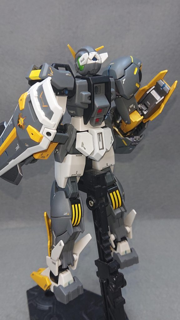 使用した塗料タミヤカラースプレー・ジャーマングレイ・ブラック・ゴールド・キャメルイエロー・ライトガンメタル・キャンディーライムグリーンガンダムカラースプレー・MSホワイト