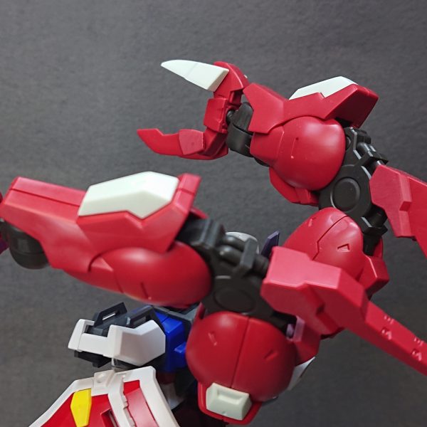 79番目のストライクの仮組ができました！今回の機体は有線式の遠隔攻撃をメインとした中近接戦型のストライクになります💡メイン武装は左腕に装備されている“ビームブレイサー”です前作である“スナイパーストライク”で使用したミカエリスの余りパーツですねｗビームサーベル、ビームキャノン、ビームマシンガンの各種モードに可変する使い勝手の良い複合兵装となっています！1番の採用理由は有線式の遠隔攻撃が出来ることなんですけどねｗ▼他に手持ちの有線式武装を探したところ同じ水星系のキットからダリルバルデの脚部が出てきました💡本当は素直に脚として採用したかったのですが、接続方法の違いから自分には少し難しくて💦考えた結果、バックパックとして採用する結論に至りましたｗストライクフリーダムのバックパックを中心にして、そのまま脚をくっ付けているだけの簡単ミキシングです“シャクルクロウ”という拘束用の装備なので、この爪で敵を捕まえビームブレイサーで撃ち抜いたり、電撃攻撃で電子機器にダメージを与えて鹵獲するのなどの戦闘方法が考えられます！▼有線式武装ばかりだと間合いを詰められた時に対応できなくなるので右腕にはストライクのシールドを装備して防御力とストライクポイントの向上を図っています💡守りだけだと防戦一方になってしまうので、1番くじのオプションパーツセットに収録されているヒートホークを組み合わせてストライクのシールドをアサルトシールド化してみました✨シャクルクロウで敵を捕獲し引き寄せてからアサルトシールドで止めを刺す戦い方もアリですねｗ▼機体デザインはかなり個性的な感じにまとめることが出来たので満足していますｗあとは雨にも負けず風にも負けず塗装を頑張りたいと思います💡では、完成投稿でまたお会いしましょうｗ（3枚目）