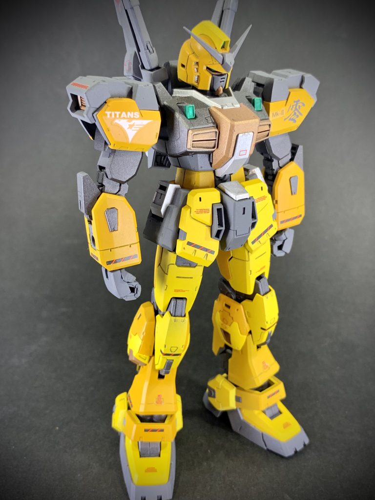 飽きないように数種類のイエロー系塗料を使ってます可動範囲が広いのでS字立ちも様になります※工事車両みたいと言われました笑