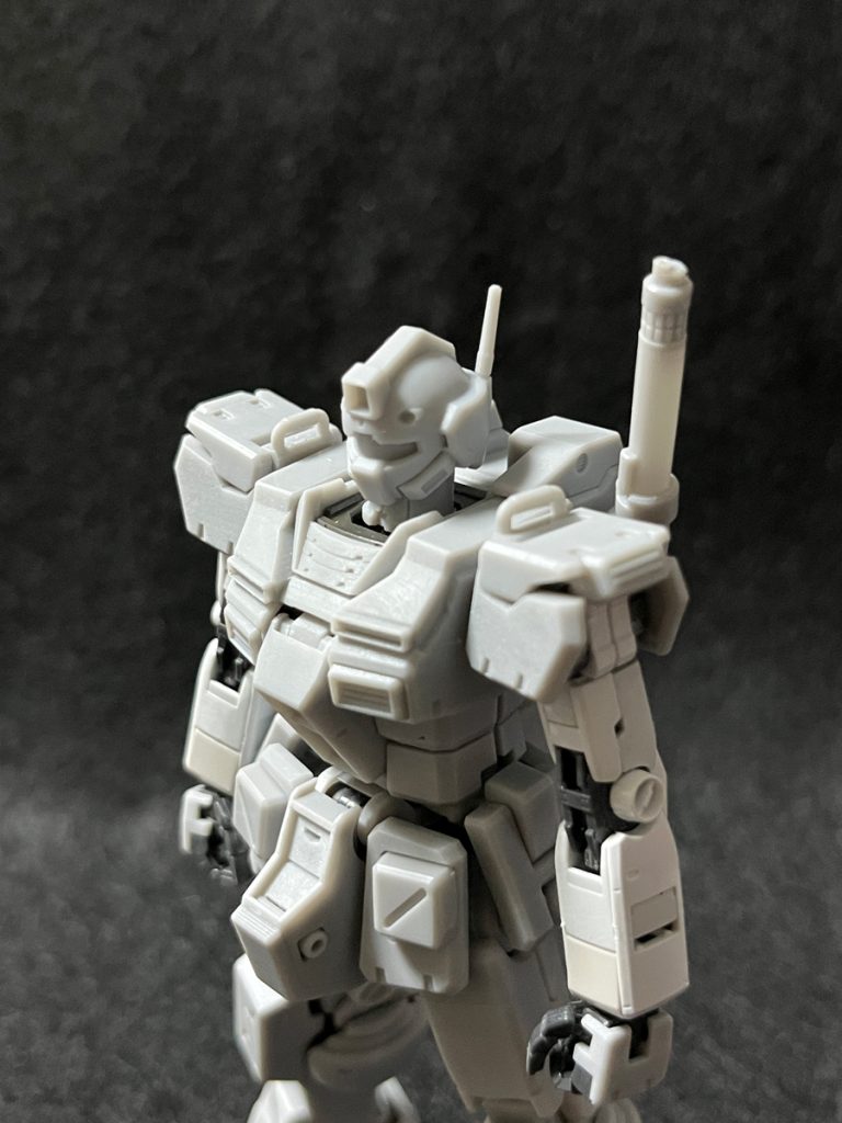 パワードジム:首回り(体型)問題ジム標準体型では前後での整合性が厳しい部分があります。前から見ると標準ジム。後ろから見るとマッチョ体型。そもそもこの部分が改造でなく新規造形に見えるモリモリ体型寄りの根源です。胸部外装を太らせる以外無い解決方法で二次元上済ませたものを、そのままキット化してしまった…。当方では標準胸部外装のまま、バックパック側上部を切り欠く事で回避しています。