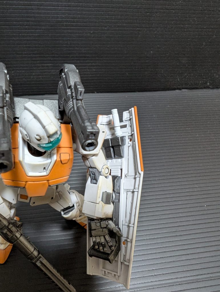 サーベルラックが無くなったのでシールドに移設しました。