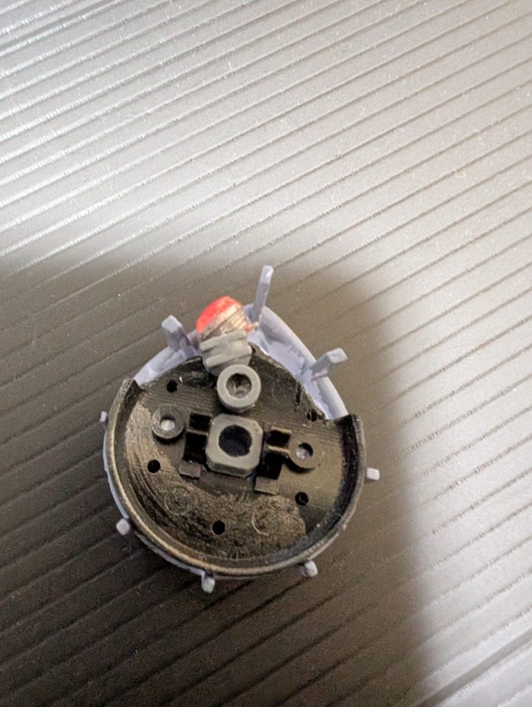 モノアイは可動します。傾いているのはもともとこの方向にセットしたかったので斜めを向いたときにいい感じになるようにしました。