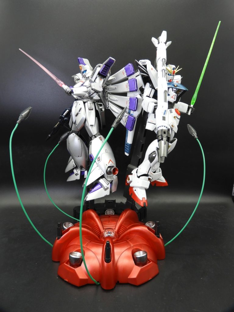 MG F91 Ver.2.0エクストラフィニッシュに付属していた、ラフレシアの台座で2機の共闘シーン。
