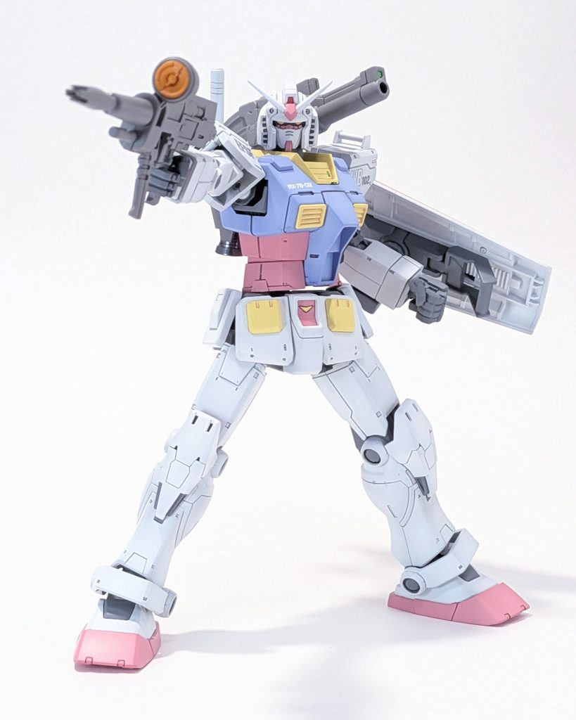 塗装は淡い色調で軽くグラデーション塗装。このガンダムはディテールが多いのでくどくならないようにスミ入れの色も明るめに調整してます。