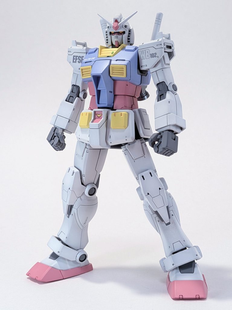 今回は中期型で製作。背中のビームサーベルはリバイブ版から流用、握りこぶしのハンドパーツはフレームアームズの物の手の甲を加工して使用してます。