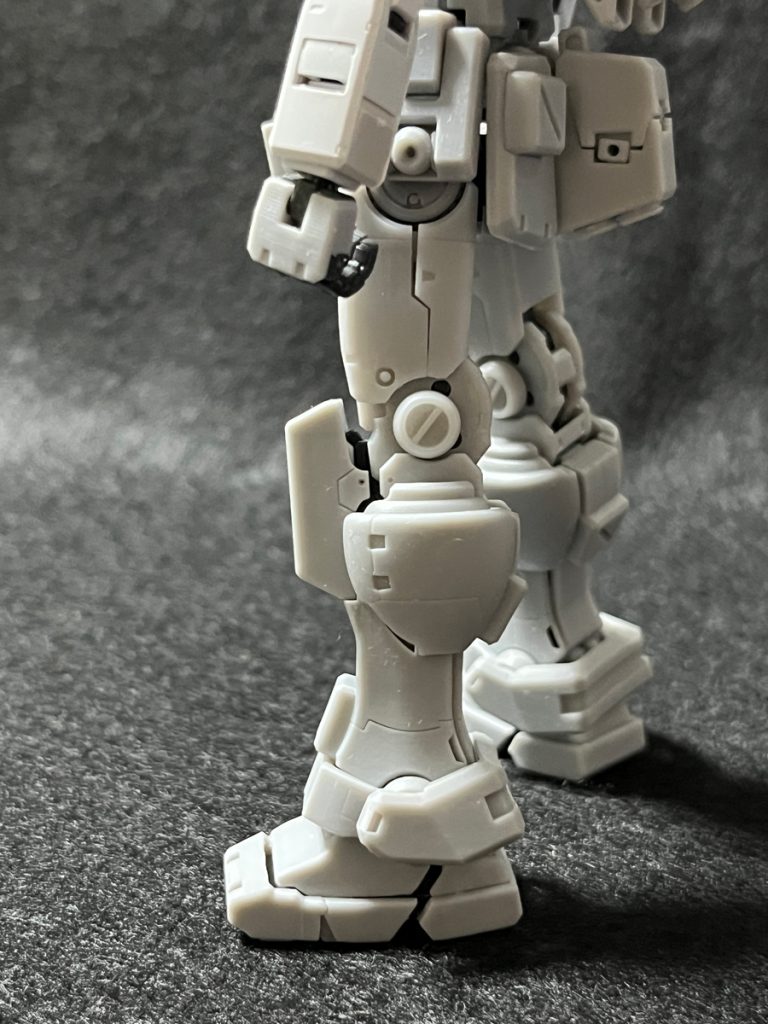 股関節形状はこの円筒形にしたくて、無理矢理ボールジョイントを収めるカバーを作りました。その為に太腿のスライド機構を廃止しております。何よりガンダムは元々ハーフモノコック設定なので、安易に大場所の外装がズレてはいかんのです(笑)。パワードジム:膝前ダンパー強化部はここでもガンダム三割増で、RGフレームの可動に合わせて分割スライド対応としております。