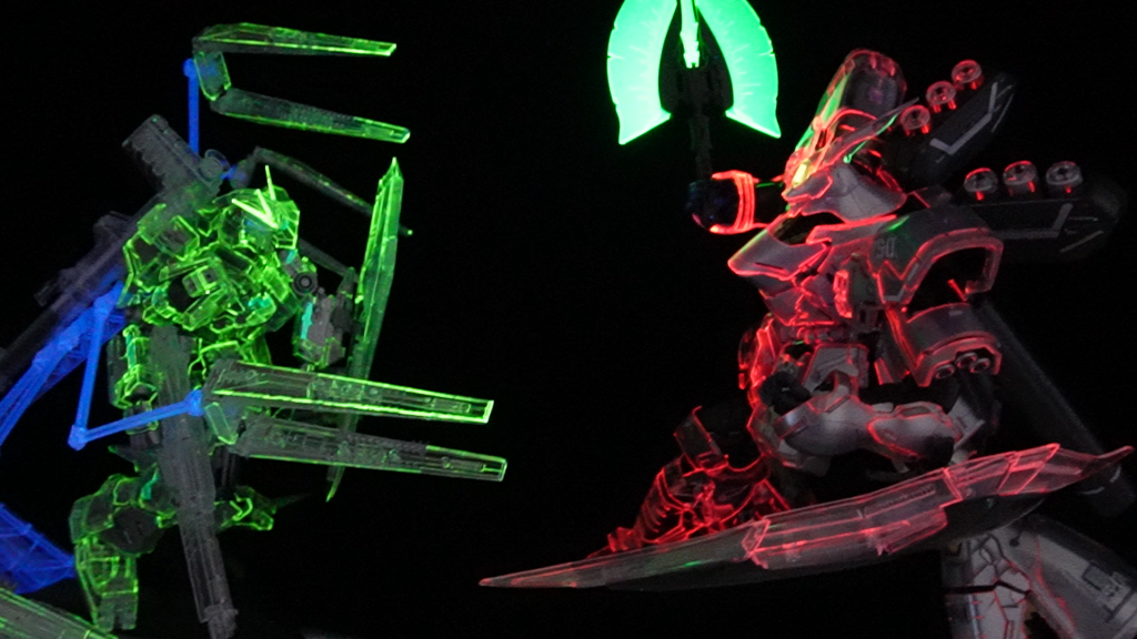 νガンダムも蛍光塗料で塗装しているので並べてみました。