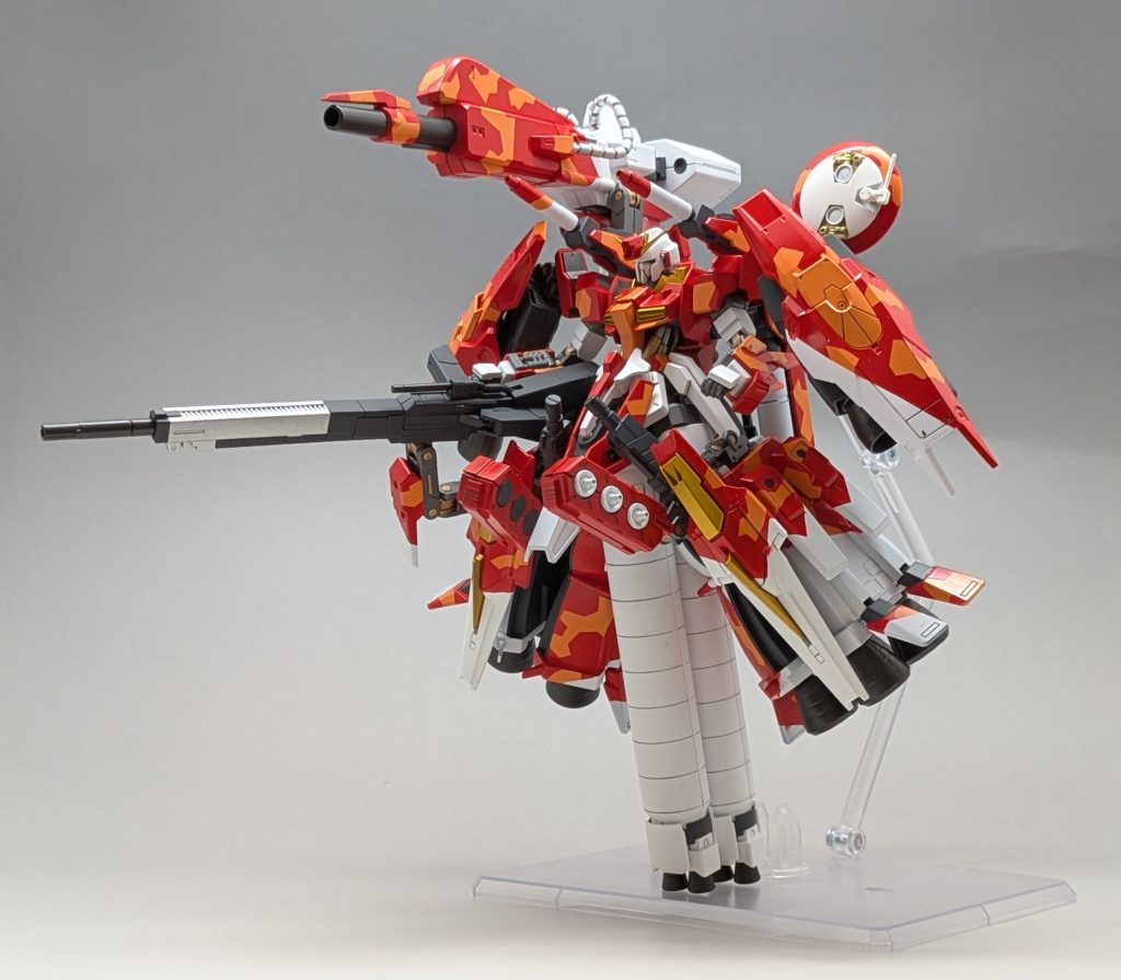 手持ち武装のハイパーメガランチャー、肩上にメガバズーカランチャーと徹底的に火力アップ!