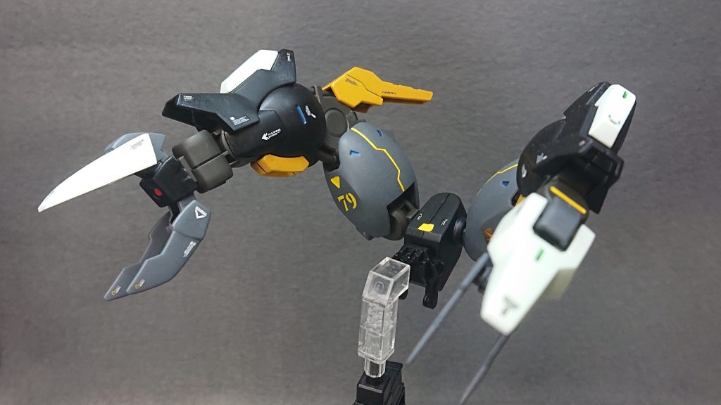 部分塗装にタミヤのエナメル塗料・ブラック・メタリックブルー・フラットイエロー・フラットレッドセンサー部分にはMr.メタリックカラーGX・メタルイエローグリーン・メタルブルー