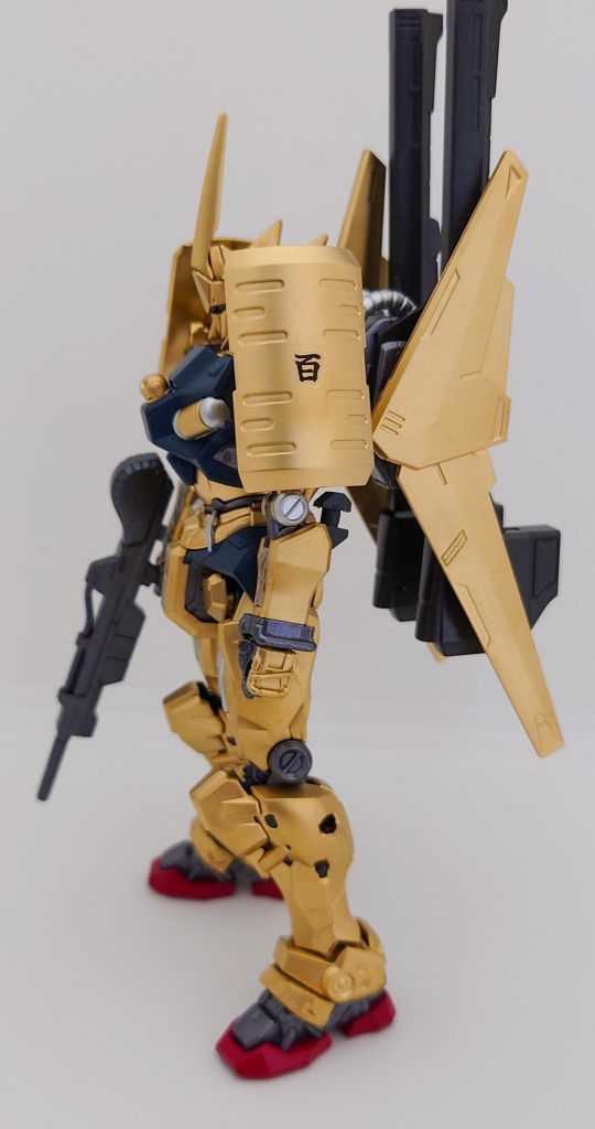 左側面。肩には小型のシールドを装備し、防御力を上げております。