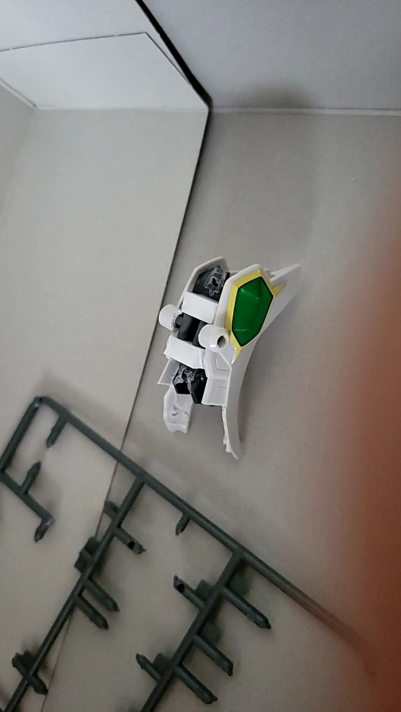 百万式の脛のフレームにさっきのパーツの装甲を取り付け