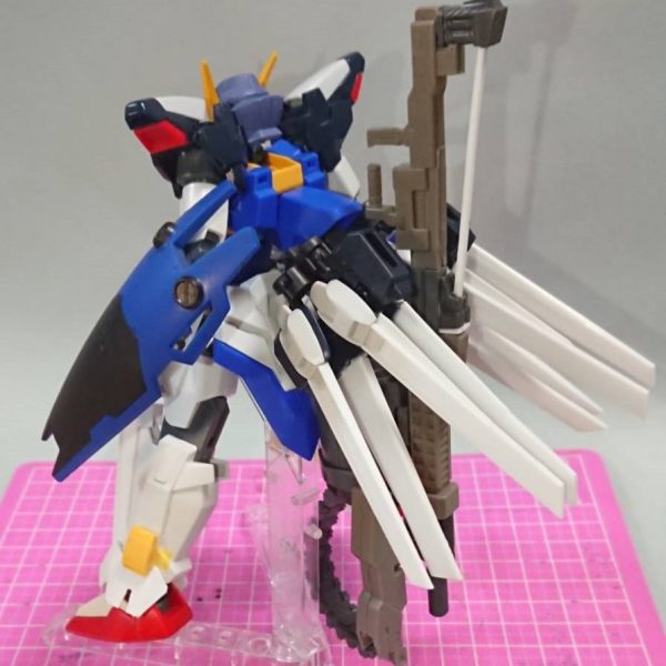 Ｉフィールド・ランチャーの制作に取り掛かる。スクラッチで作る技術はないので、最初はZのロングレンジビームライフルを候補にしていたが納得できず、メルカリでビームライフルを検索して似たパーツを探す、ストライカージンクスのGNスマートガンに一目ぼれ。3分割できる上にビームサーベルも装備出来るだと・・・コレだ！ビームライフル・ロングビームライフル・メガカノン・Iフィールドジェネレーター付き・換装モードの５形態に変更可能、ジェネレーターは壽屋さんのウェポンユニット30を加工して取り付け シスクードの画像を集めていると、武器を持ち手に携行しているのを良く見かけ、ライフル上部に取手を追加だいぶ仕上がったと満足し、動いているシスクードが見たくなってバトオペ２を確認した所、たまーに背中にメガカノンを背負ってるレアな瞬間を発見。これはヤるしかないと逆さまなら携帯可能になった。収まりは理想的だが、やはり正位置で運用するか悩み中（1枚目）
