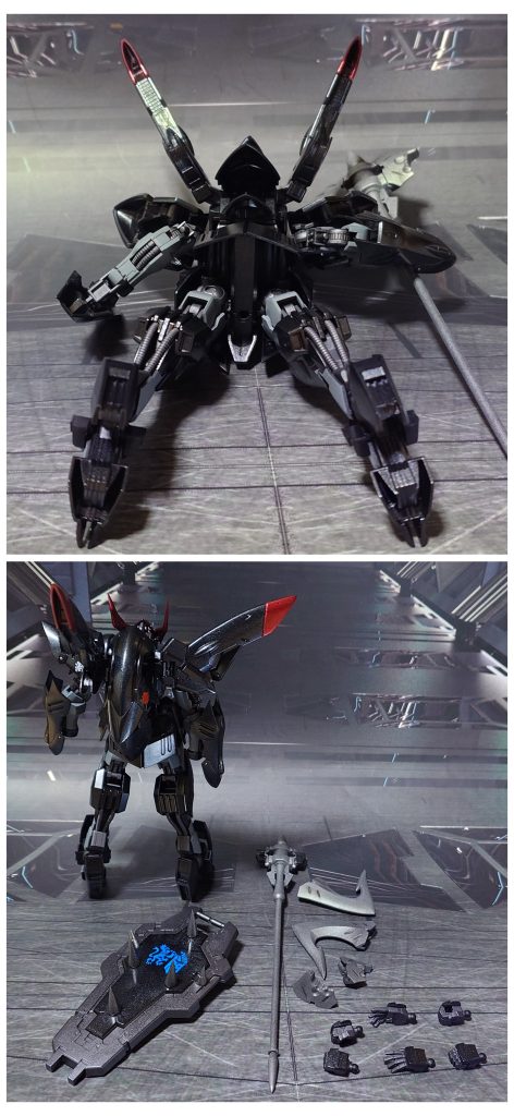 下からのアングルと、付属品一式。■塗装レシピ黒:黒サフ→メタリックブラック→光沢グレー:黒サフ→呉海軍工廠グレイ→つや消し赤:黒サフ→メタリックレッド→光沢関節類、シールドグレー:黒サフ→ガンメタル→つや消しポリキャップ:ミッチャクロンマルチプライマー→ガンメタル→つや消し武器類銀:黒サフ→シャインシルバー→つや消しシールド銀:黒サフ→シャインシルバー→光沢頭部ツインアイ:キット付属シールを使用墨入れ・部分塗装:ガンダムマーカー各種を使用