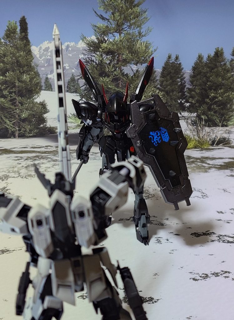 ガンダム・アスタロトラーウスとの再戦、大盾を備えたフル装備仕様。