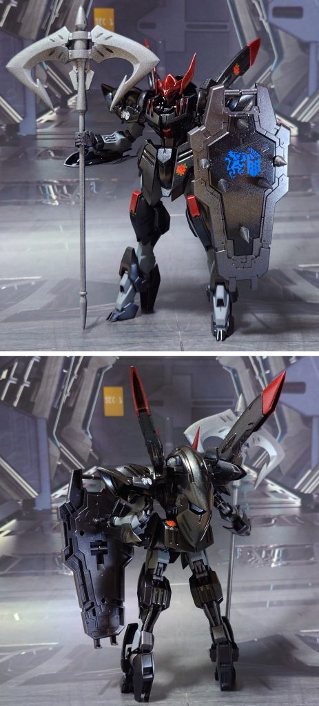 ガンダム・グレモリーの前後ろ。工作は、ゲート痕処理、エッジ尖らせ、パーティングライン・段ズレ・ヒケの対処、面出し、肉抜き穴埋め、合わせ目消し、市販パーツ貼り付け・埋め込みによるディティールアップ、穴埋めと削り落としによるディティールダウンを実施。追加装備として、30MMから手持ちシールドを追加。手首は30MMオプションセットに差し替えました。