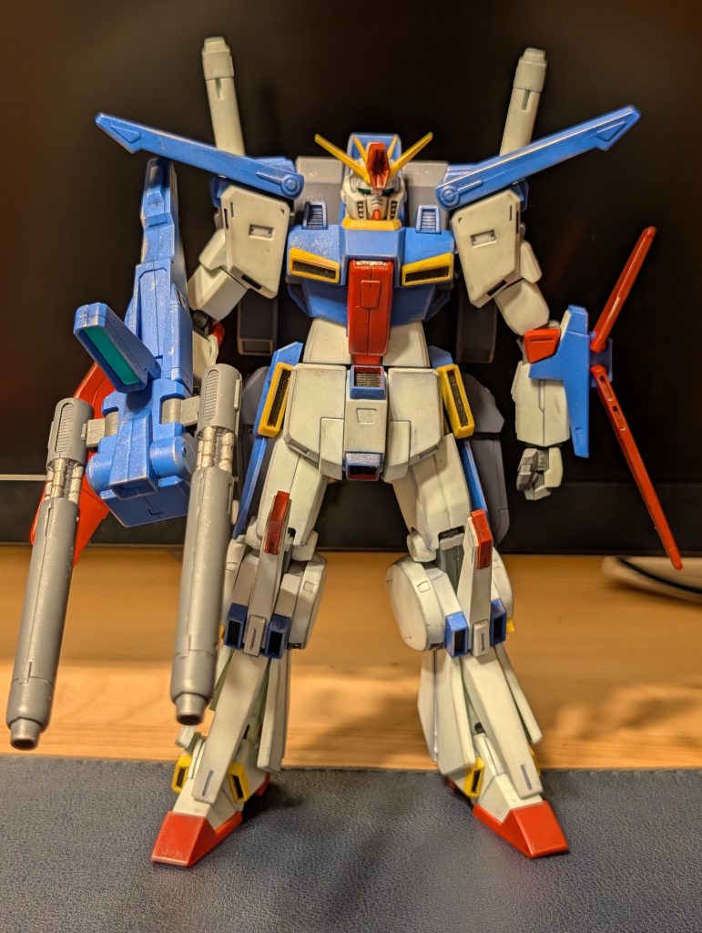 グレー以外は成型色のままで少しウェザリング。つや消しはガンダムマーカーのつや消しクリア。白くなったので何回か補修。ポーズ決めても関節ゆるいので右手がすぐ下がってきます。