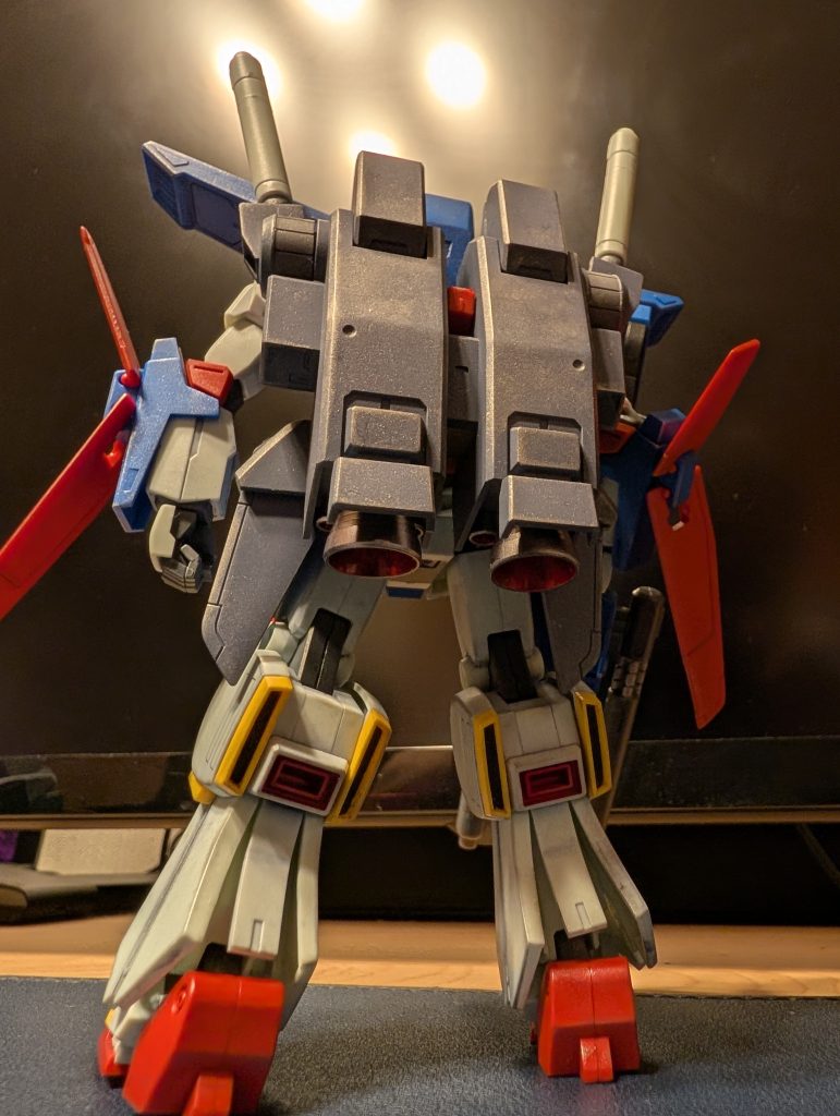 バックパックはガンダムマーカーのメカグレーで塗装してウェザリングマスターのガンメタをスリスリ。スラスターもチマチマ、レッドで塗装。