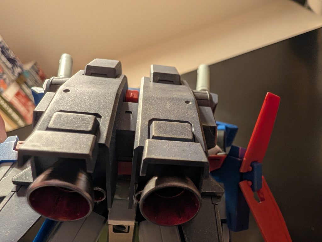 バーニアも外はガンメタ、中はロイヤルメタレッドで塗装。