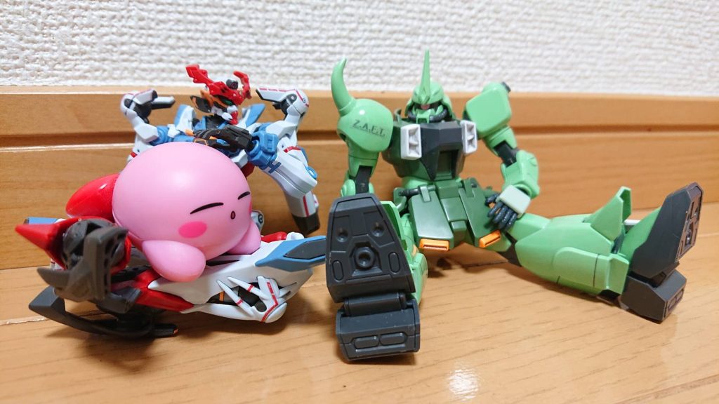 GQuuuuuX「これ触っていい奴ですか…?」ザクさん「起こさないならえーんやない?」ワイ「おいジークアクスそこ変われ」これが四角関係かぁ…なにそれ