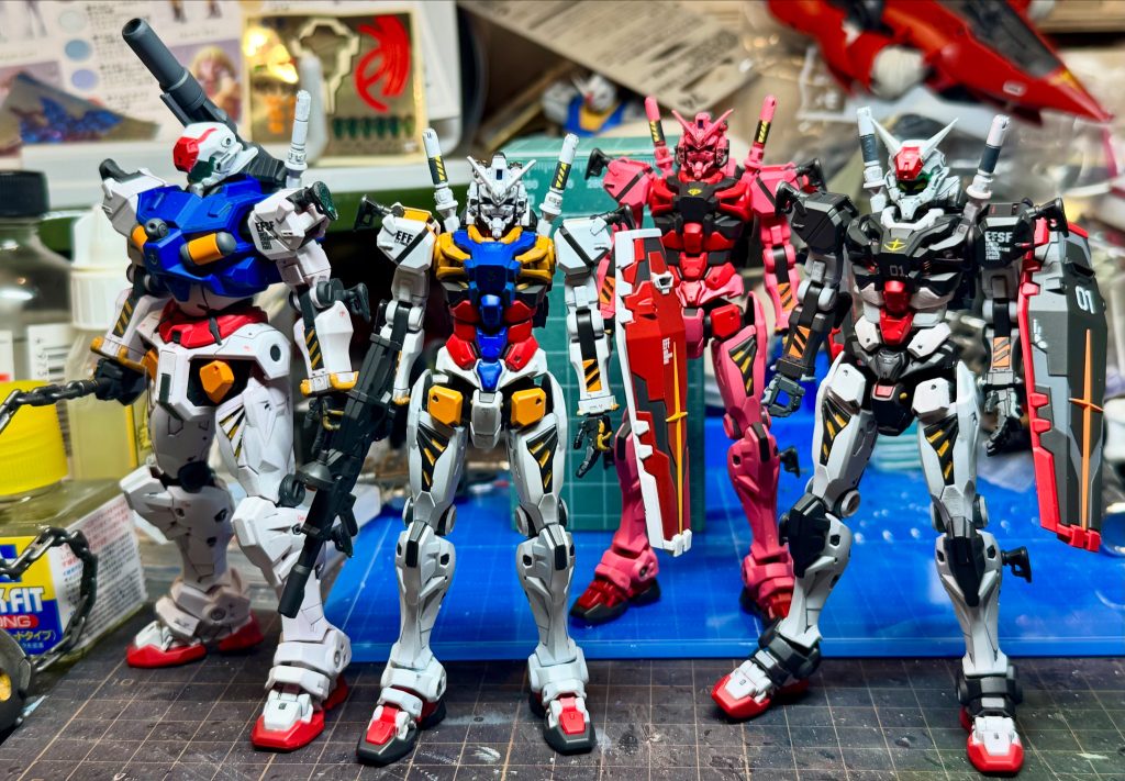 セイラ専用軽キャノン、白いガンダム、赤いガンダム、01ガンダム。白いガンダムはギンドメとやらで塗装。頭サイドをプラ板で制作して限りなく設定に近く塗り分けしました。