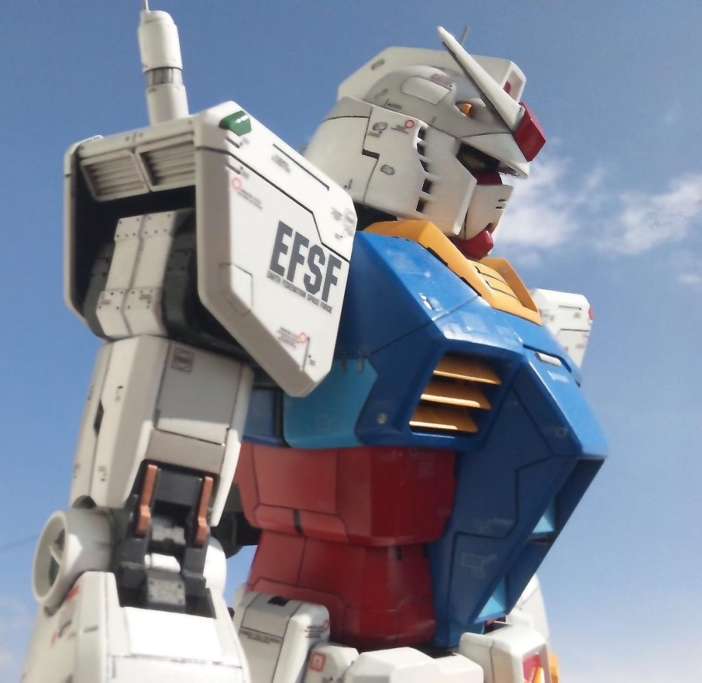 マーキングは、電撃ホビーマガジンに付録でついてきたシール100%です。これ、マークの位置や大きさなど、完璧に実物大ガンダムと一致しているんです(^_-)-☆ただ、余白が目立たない様にギリギリでカットしたり、クリアーを何層も重ねてたり、馴染むように、馴染むようにと、かなり処理が大変でした。。。