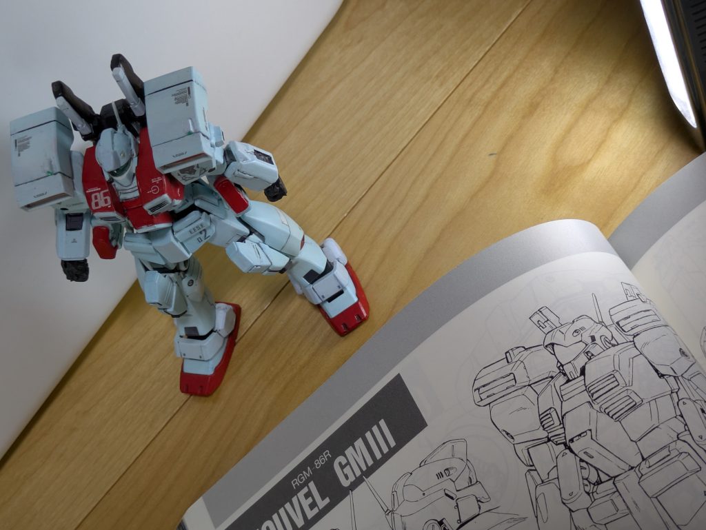 HGキットのGMⅢでスリッパの形状がZZの設定画と異なるのは、GMⅢ自体がカトキ氏初稿→佐山氏クリンナップ（ZZ、逆シャア版GMⅢ）→再度、カトキ氏のリメイク（ユニコーン版GMⅢ）という変遷を得たからでしょう。