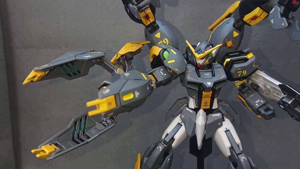 メイン武装は右腕に装備されている“ビームブレイサー”です💡前作である“スナイパーストライク”で使用したミカエリスの余りパーツが手元にあったこともあり1番最初に決まりましたねwまぁ、1番の採用理由は“有線式の遠隔攻撃”が出来ることなんですけどwこの武装は“ビームサーベル”“ビームキャノン”“ビームマシンガン”の各種モードに可変する使い勝手の良い複合兵装となっています!サーベルでの近接戦は勿論のこと遠隔攻撃で相手の死角から斬りつけることが出来ます✨同じようにキャノンも中距離砲撃戦や相手の死角から撃ち抜く様な戦い方が考えられますね!マシンガンは弾幕を張ったり牽制のような使い方を考えています「手元にあった遠隔攻撃ユニット」ぐらいの軽い気持ちで採用した武装だったのですが、こうやって戦闘方法を考えてみると結構エグい性能をしていたことに気付かされますw