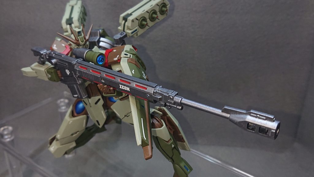メイン武装である“MS用対艦ライフル”は、ザクⅡC-6/R6型のモノを使用しています💡大型のライフルって厳つくて格好良いですよねｗ対艦ライフルってことで威力は折り紙付きです！モビルスーツでも艦船でも1撃で撃ち抜きます✨カラーリングの方ではあまり多くの色は使わずにライトガンメタルをメインカラーにすることで重厚感のある力強い感じを求めてみました💡スコープのレンズ部分は元々シールでの再現になっていたのですが、今回はよりレンズらしさを求めて100均で購入した“キラキラストーンシール”を使用してみました機体の各種センサー部分をメタリックブルーで表現しているのに合わせてブルーのストーンシールにしていますｗ