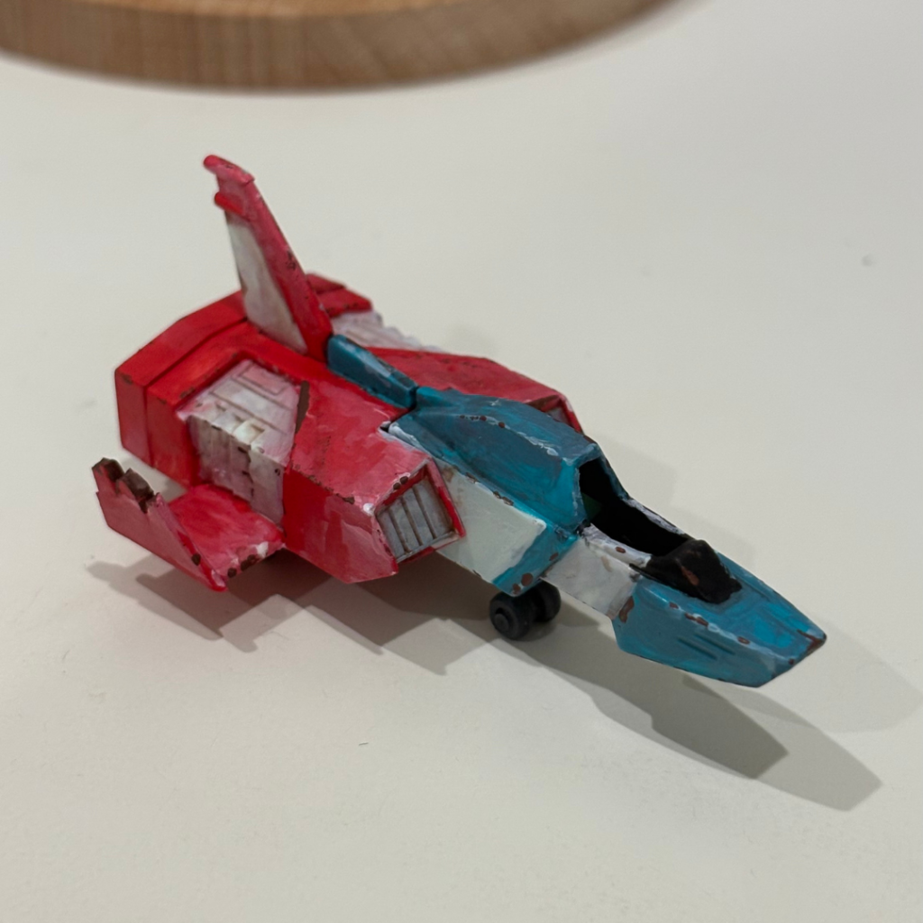 まずはコアファイターから。羽は適度にダメージを加え、他は塗装で雰囲気を出しています。各色をホワイトでグラデーションし、黒系でウォッシングしたあと、茶系でチッピングしています。全部筆塗。