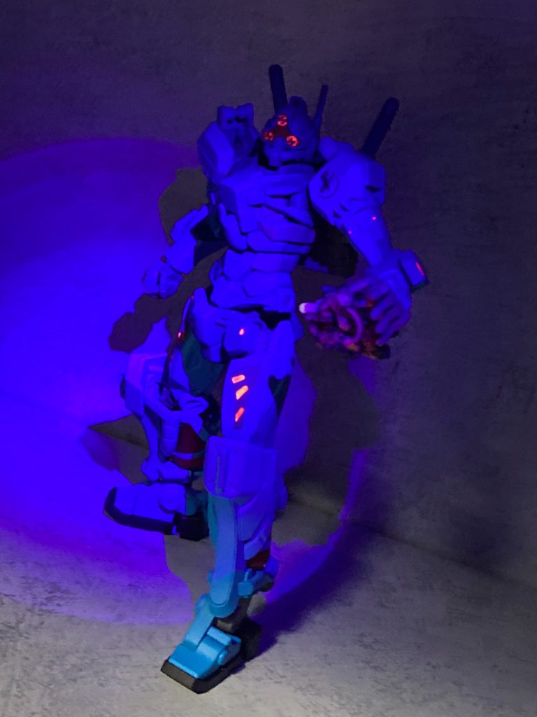 友達から｢光らせた方がいい！｣と言われたので蛍光ピンクの塗料で光るようにしました！。ブラックライトを浴びせると光ります！。