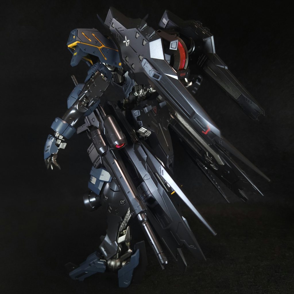 写真撮影ガンプラ撮影用の黒背景を購入し、インターネットやモデラーさんを参考に撮影をしてみました。撮影やライティング等は全くの素人なのですが、試行錯誤が楽しく時間があっという間に過ぎてしまいました。ヴィダール製作の目標だった重厚感を何とか表現出来たのではないかと感じています。黒い背景ということで、はからずもHGUCシリーズの説明書表紙の様な雰囲気を少し感じています。