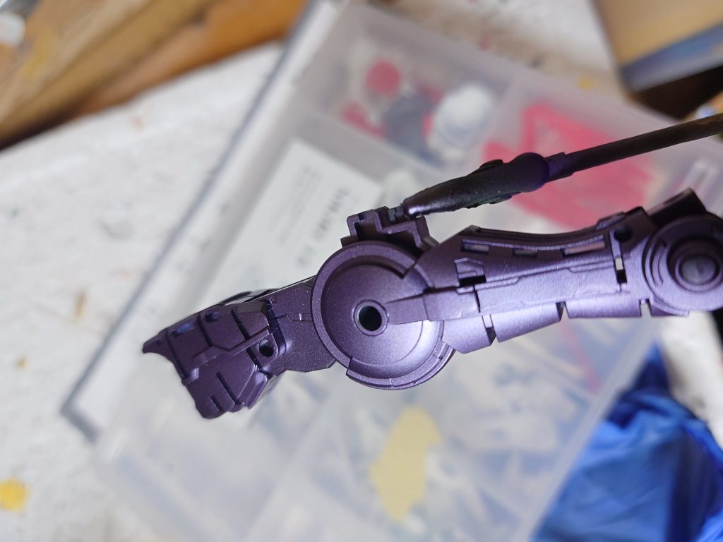 ここからは制作工程ですまずフレームは調色した暗めのメタリックパープルでイメージ的にはガンダムマークⅡのフレーム色みたいなイメージです(フレームが紫ってあまり無い上にちょっと明るすぎたかなと不安でしたが、いや…でもMGのMkⅡのパッケージイラストの紫ってかなり明るいしワンチャンありなのでは…と完成まで不安でしたが)