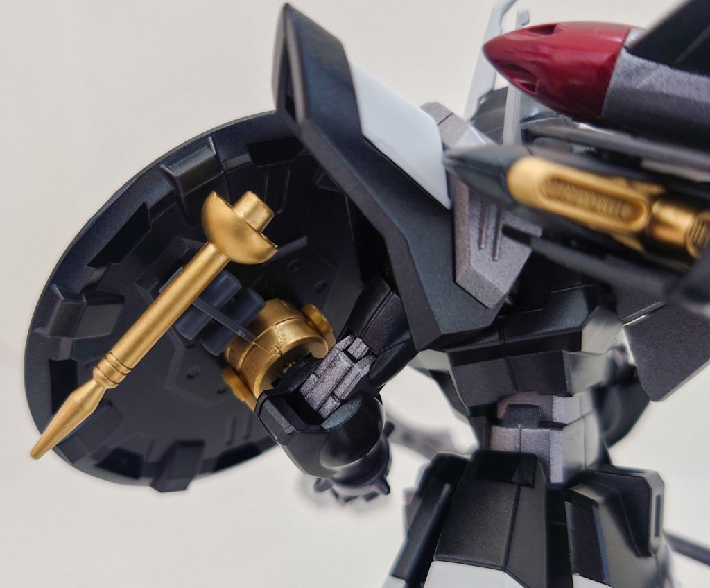 シールドの裏にはビームサーベルを携帯しております。