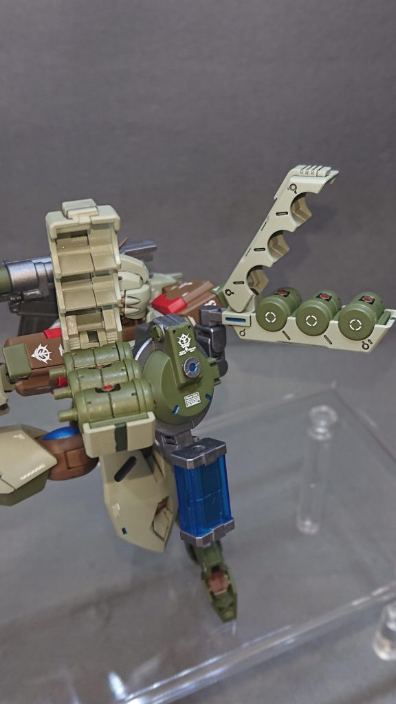 バックパックには、30MMのパーツとビルダーズパーツのMSファンネル01に収録されているファンネルコンテナAを組み合わせたモノを採用しています💡この6機のファンネルにより敵をかく乱しつつ誘導して射線軸に乗ったら1撃で撃ち抜く戦法を得意とします！ファンネルを使用した戦法は、自分の作品によくコメントをくださる“油壺の蒼き流星！さん”から頂いた改造案“ファンネル装備型のストライク”から着想を得たモノになります💡このファンネル本体には展開用のギミックが無いので3mmの穴を自分で開けて100均のアルミワイヤーを使用し展開時の様子を再現してみました✨これだけでは少々物足りなく感じたので、30MMの余りパーツを使用し予備バッテリーを表現していますｗ