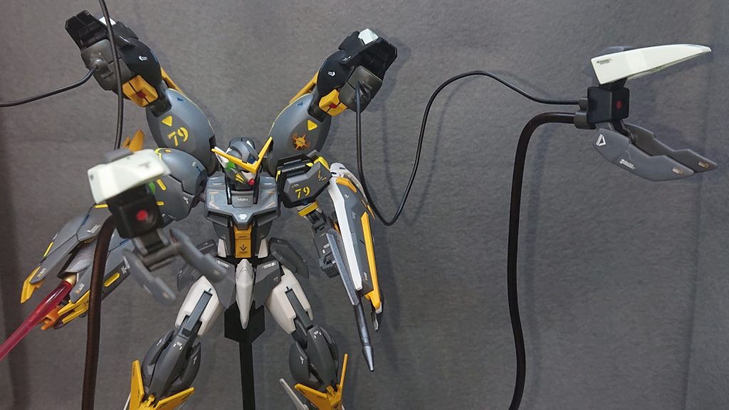 サブウエポンとして更なる有線式の遠隔攻撃ユニットを探したところ同じ水星系のキットからダリルバルデの脚部を見つけました💡制作当初は素直に脚部として使用したかったのですが、接続方法の違いをどうしても攻略できませんでした💦ですが、他に有線式の遠隔攻撃ユニットを見つけることが出来なかったこともあり、どうにかして使えないかと考えた結果、バックパックとして採用することに落ち着きましたwストライクフリーダムのバックパックを中心にして、そのまま脚部をくっ付けているだけの簡単ミキシングです✨“シャクルクロウ”という拘束用の装備なので、この爪で相手を捕まえビームブレイサーで止めを刺したり、電撃攻撃で電子機器にダメージを与えて鹵獲するのなどの戦闘方法が考えられます!このバックパック1つでかなり個性的なデザインにすることが出来ました💡