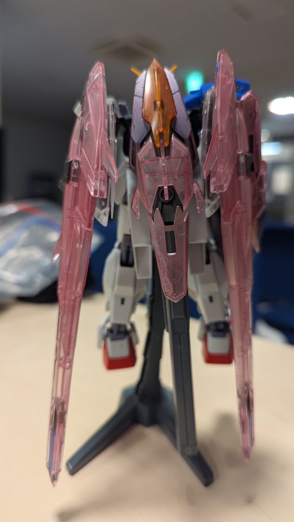 背面。動力は前回と同じなのでそこから更にMGエクリプスのビームシールド・ライフル・サイドスカートを拝借して疑似特有の赤いやつで塗りました。背中は、サイドスカートの軸をバックパックにぶっ刺してます。サバーニャっぽくしたかったので、良です。