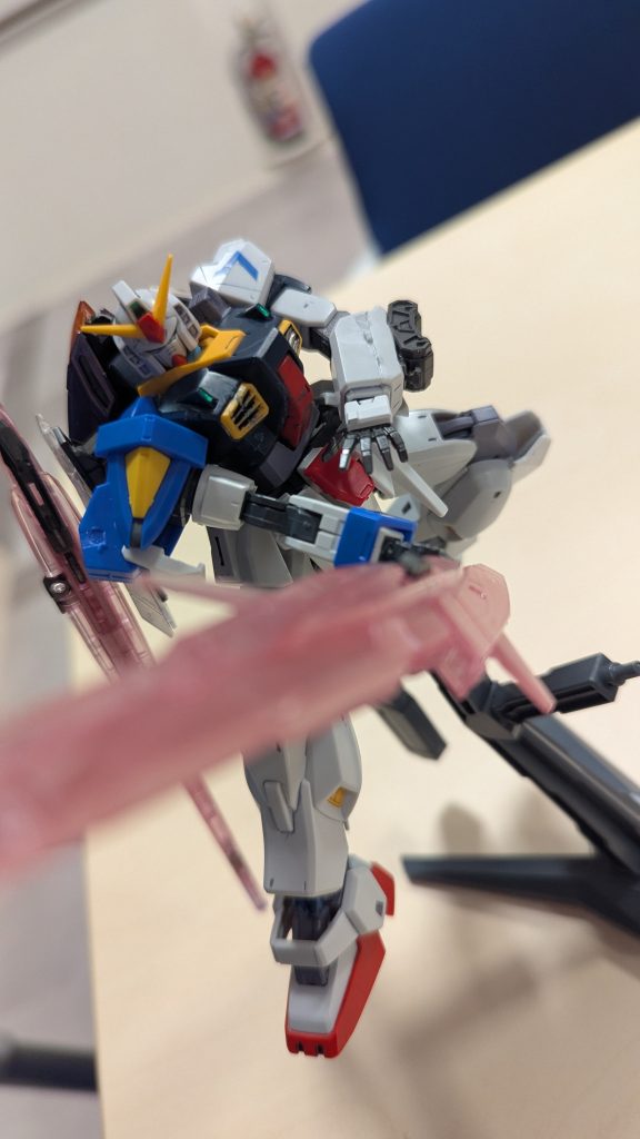 一応、実体剣の役割してるので、対艦刀ポーズです