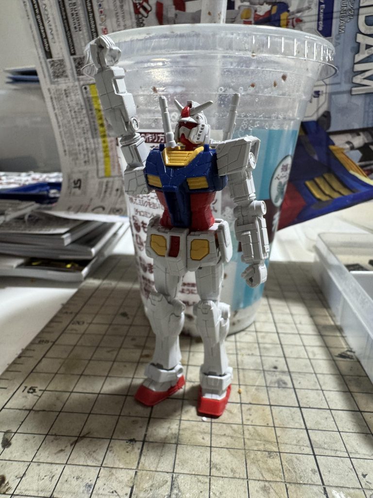 元キットの状態こちらのキットは非常に簡素な作りとなっているため、肩の付け根と脚部の付け根しか動きません。　