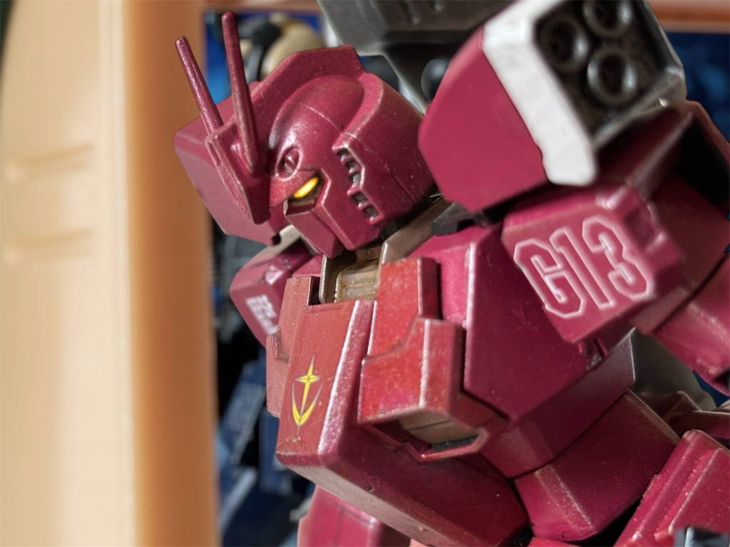 『おとなしい顔して、お前、意外とやるな。』帰路のガンペリーで、トニーが言う。「必死だっただけだ。生き残れてよかったよ。」『謙遜が下手だな。初陣であんなに冷静に殺戮を楽しむ奴があるかよ。』「初陣じゃない。宇宙でも少しは戦ったさ。」『だとしてもだ。お前……まあ、良いさ。お前の言う通りだよ。俺は、自分が死んじまうリスクが低くなるなら、それでいい。』随分、口数の多い男だ。軍人らしくない、と、ジンは不快に思ったが、もちろん、その思いは表現しない。『重力戦線童貞のくせに、あんな戦い方ができるなら、お前、