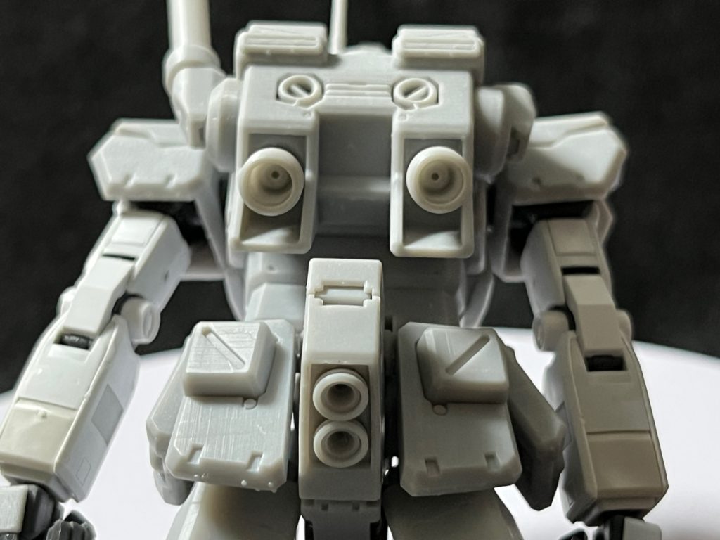 共通:スラスターあれこれ見栄えのする金属製や漏斗状の突き出しパーツが一世風靡してますが、当方では実用に特化した不愛想かつ航空・宇宙機器に準じる形で行きます。質実剛健。足裏の二発とフンドシ前部の両サイド以外は個別可動します。