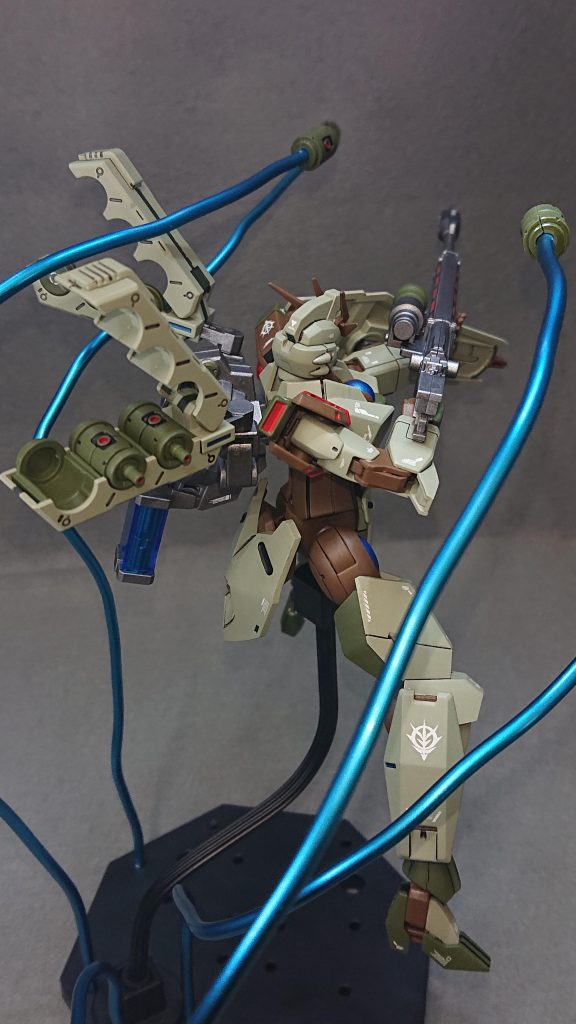 カラーリングは、灰緑色を基調にしダークグリーンとレッドブラウンで落ち着いた感じにまとめてみました💡今回はスナイパー型ということで派手なカラーリングは避けることにしましたですが、それだけではあまりにも個性が無いので肩パーツにワンポイントでレッドを入れていますｗあと、あまり目立ちませんがファンネルを使用したスナイパー型ということで、機体各所のセンサー部分を普段よりも多くするように心掛けています！胸部や足の付け根部分のパーツが青いのはそのせいですねｗ