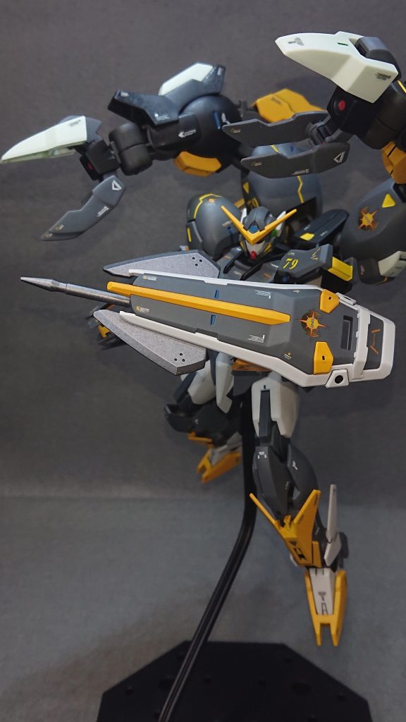 有線式の武装ばかりだと間合いを詰められた時に対応できなくなるので、左腕にはストライクのシールドを装備して防御力とストライクポイントの向上を図っています💡しかし守りだけだと防戦一方になってしまうので、ストライクのシールドに1番くじのオプションパーツセットに収録されているヒートホークを組み合わせて、斬ってヨシ、突いてヨシのアサルトシールド化をしてみました✨シャクルクロウで敵を捕獲し引き寄せてからアサルトシールドで止めを刺す戦い方もアリですねw