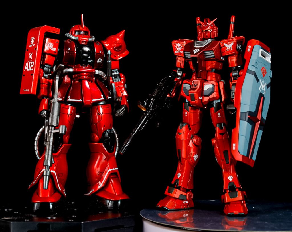 というわけで…最後はシャア専用同士のツーショットです!そして…万博ガンダムということは…はい、当然あの装備も作りました!それは次回に…