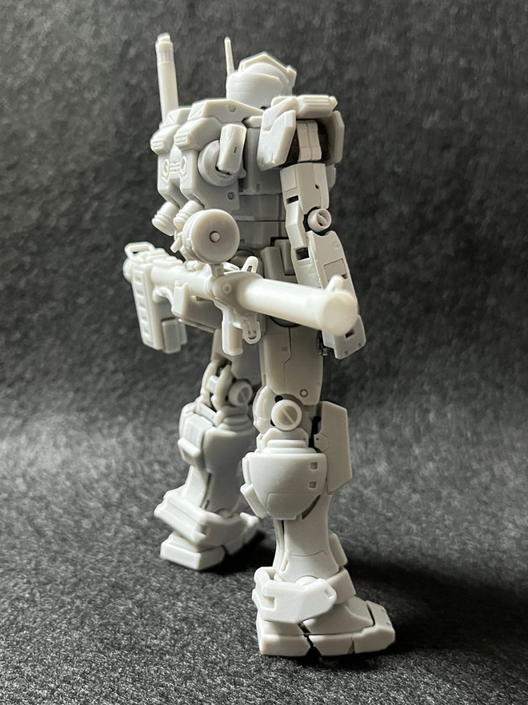 パワードジム:バックパック大きいことは良い事でもないと思います(笑)。ガンダムの三割増辺りを目安としてサイズ決定。ダックテール部のウエポンラッチにバズーカが挟まる配慮でもあります。