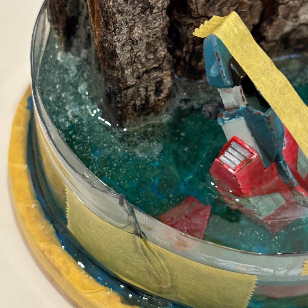 いざ、レジン注入。意外とテキパキ進行できたので油断があり、気泡対策を怠りました。ネット記事で地面や作品から出る気泡防止のために１度レジンを筆塗しておく、、、というのを勉強してたのになぁ。