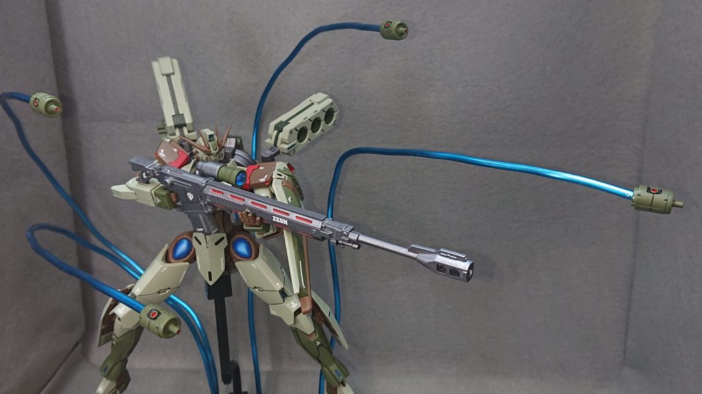 今回のお気に入りポイントは“戦闘スタイル”ですスナイパー型のストライクの機体デザインは結構前から準備していたのですが、スナイパーという要素だけでは今ひとつ個性が足りなく感じたので暫くお蔵入りになっていました💦そんな中、上記でも少し触れましたが“油壺の蒼き流星！さん”から“ファンネル装備型のストライク”という改造案を頂いたことにより閃いたのです！スナイパーという戦闘スタイル活かしつつ“射撃の精度”でも射撃ポイントを確保する“機動力”でも無く、ファンネルを利用し敵を自分の都合の良いポイントに追い込み撃ち抜く自分だけの“戦闘スタイル”に！ファンネル自体がなかなか手に入らないこともあり長い期間苦戦していましたが、なんとか形に出来て満足していますｗそれとスナイパーストライクを作っていて気が付いたのですが、これだけストライクを作ってきてスナイパー型のストライクはかなり初期に作った“マグナムストライク”ぐらいしかなかったことに自分で驚いてしまいましたｗいま一度、過去のストライク達を振り返って薄い層を探してみるのも良いかもしれませんねｗでは、最後までご覧いただきありがとうございました