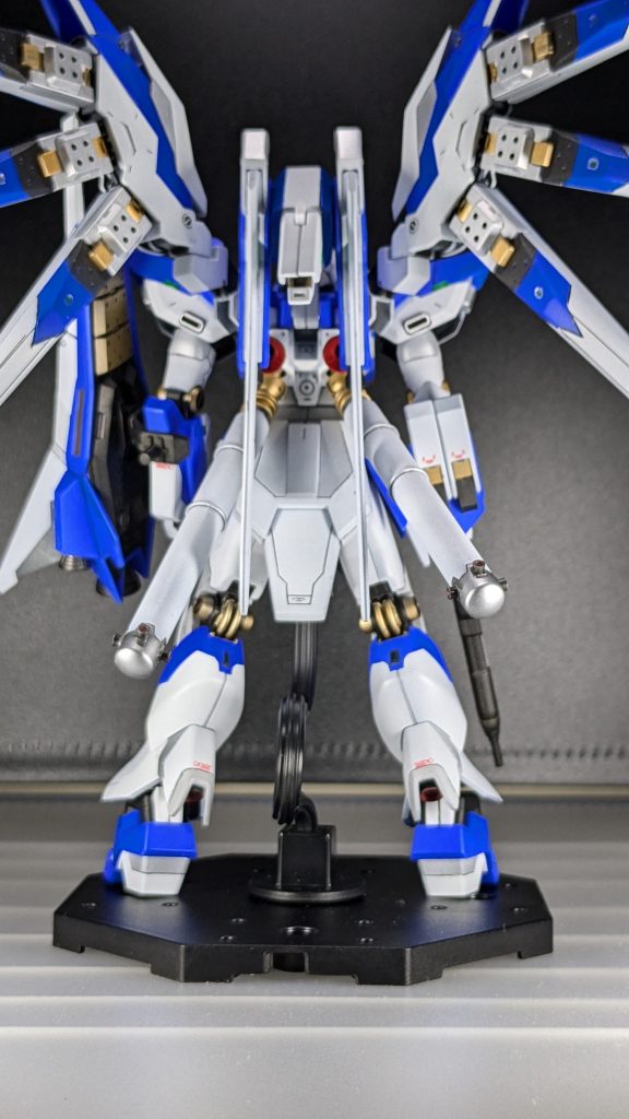 流石に勿体なさすぎると感じ、剣の収納位置に着いては、ネオジム磁石で装着できるように改良し、今回のバックパックの位置に収まりました。